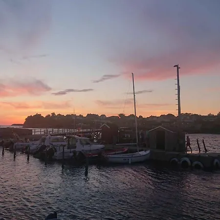 Hyggeligt Fiskerhus Taet Pa Havet Ronne