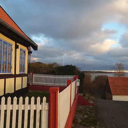 Hyggeligt Fiskerhus Taet Pa Havet Ronne