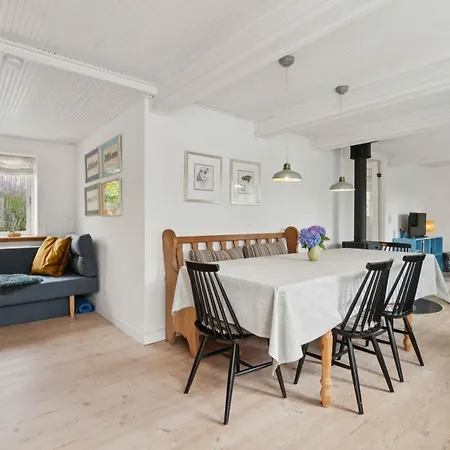 Cozy Fishermans House Near The Sea Rønne
